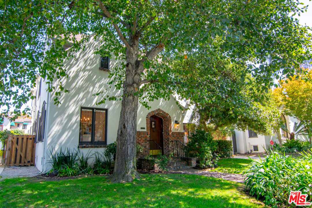 220 S Citrus Ave