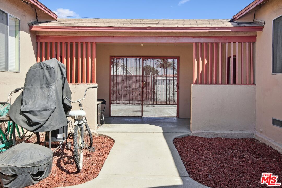 553 W Imperial Hwy