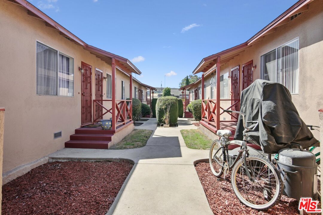 557 W Imperial Hwy