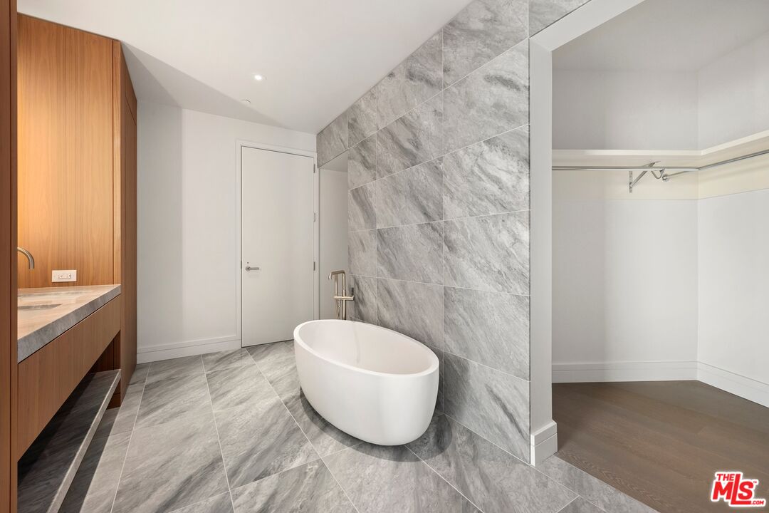 211 W Elm Ct Unit: 6E