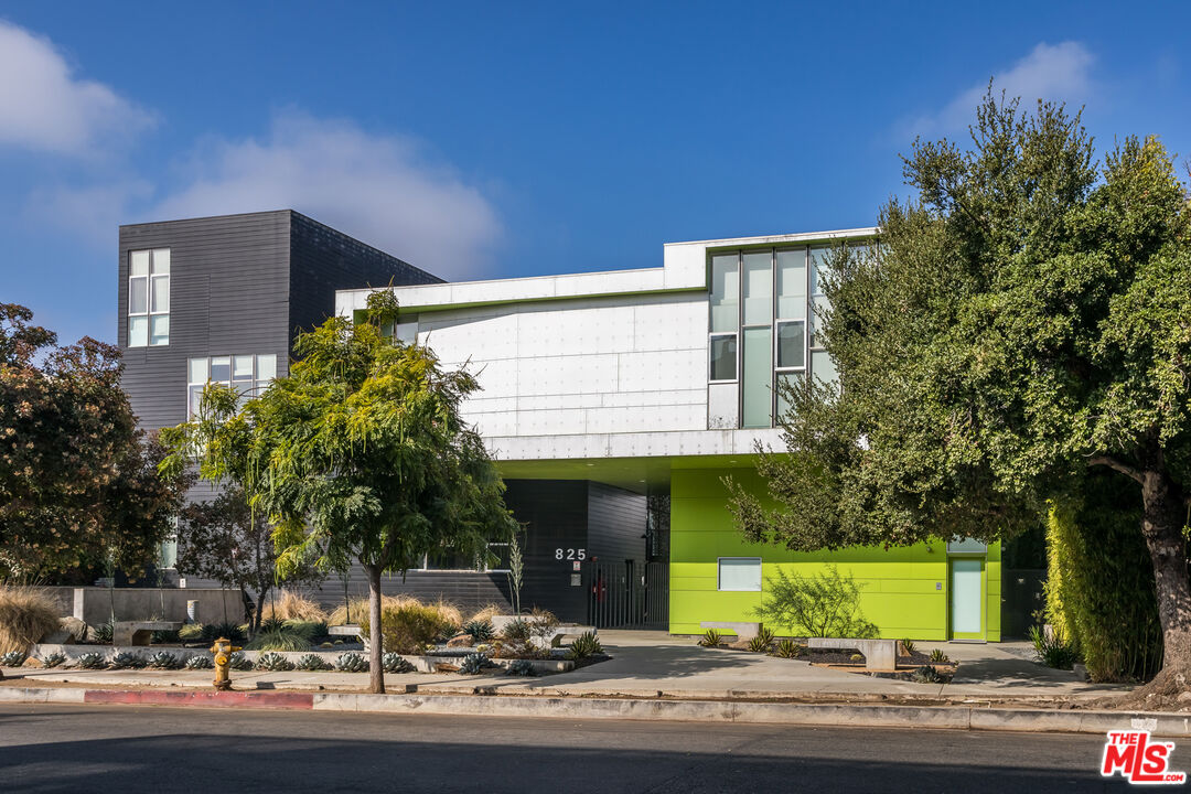 825 N Kings Rd Unit: 15