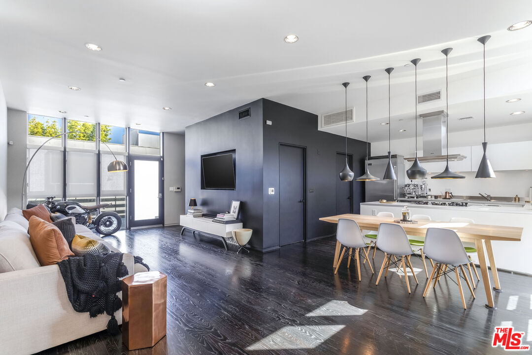 825 N Kings Rd Unit: 15