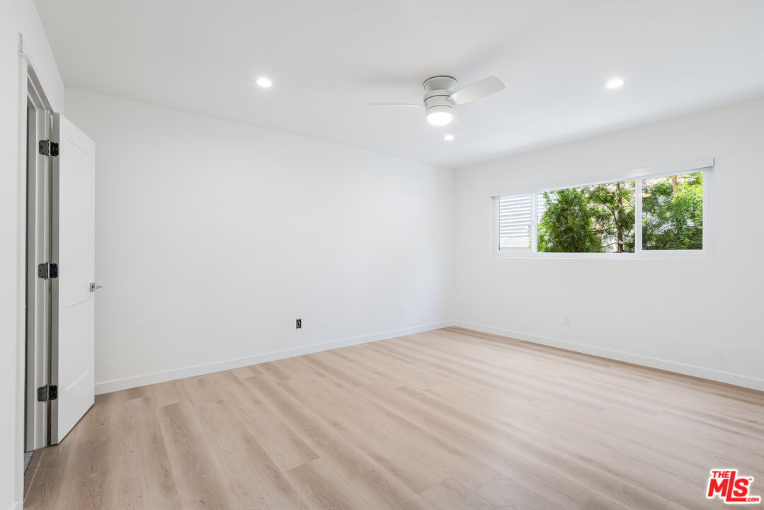 527 S Barrington Ave Unit: 1