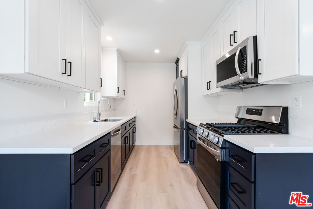 527 S Barrington Ave Unit: 1