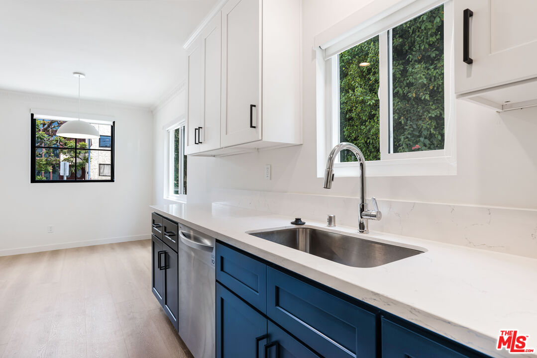 527 S Barrington Ave Unit: 1