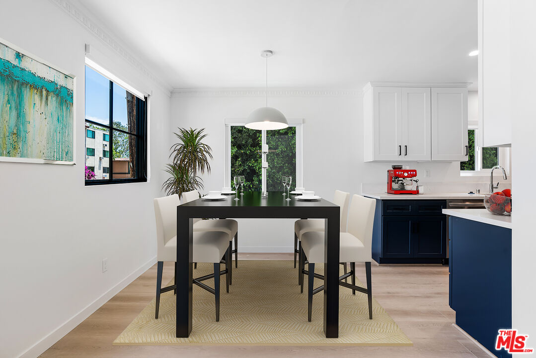 527 S Barrington Ave Unit: 1