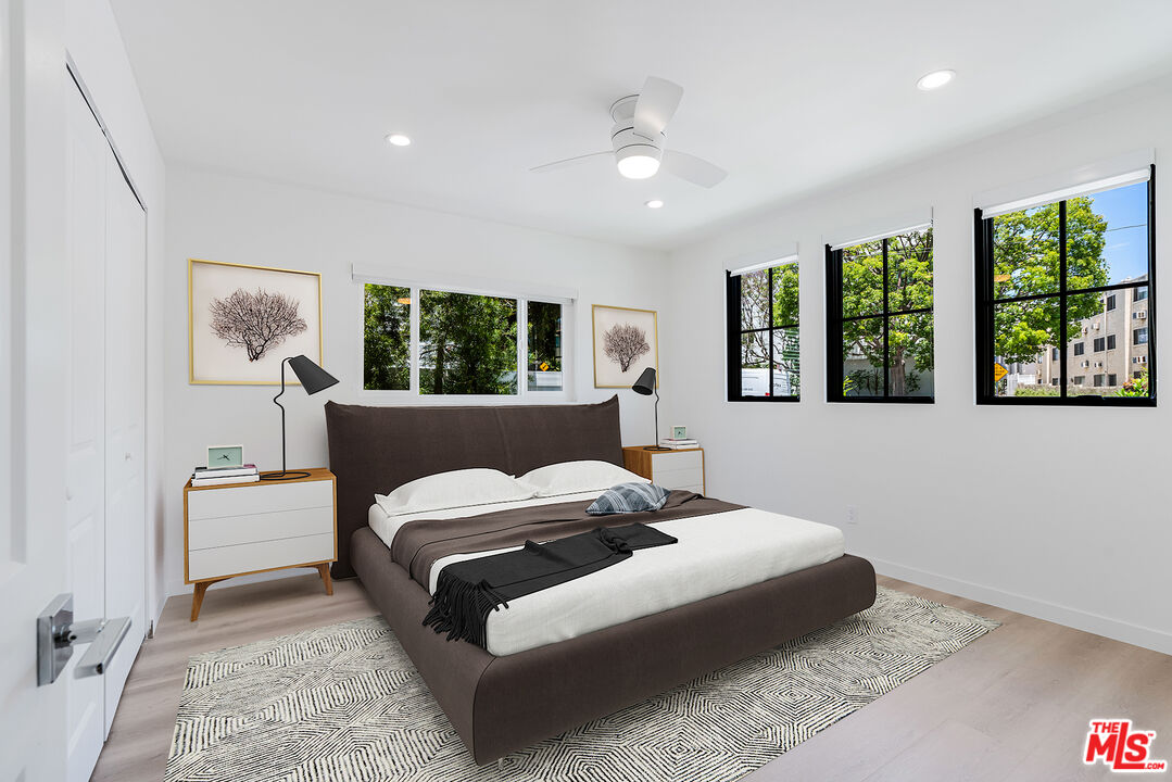 527 S Barrington Ave Unit: 1