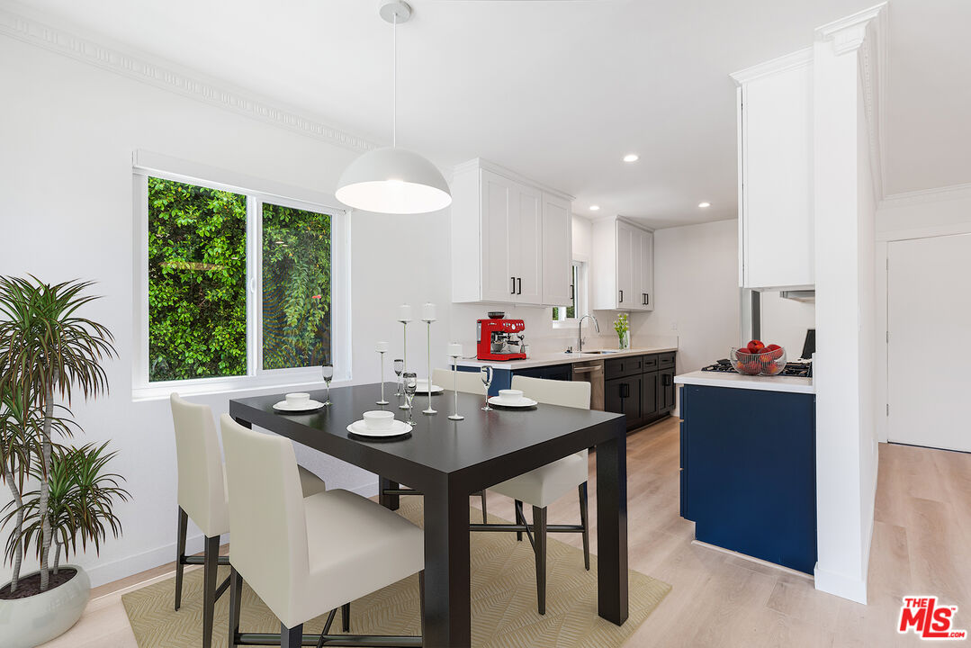 527 S Barrington Ave Unit: 1