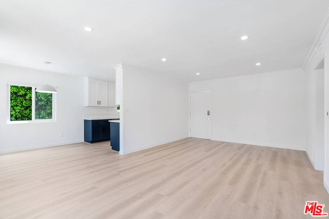 527 S Barrington Ave Unit: 1