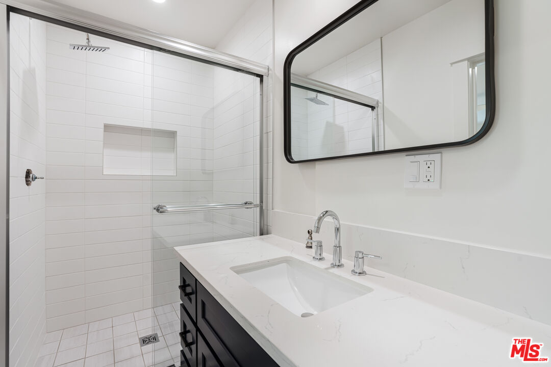 527 S Barrington Ave Unit: 1