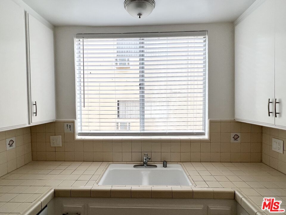 5429 Newcastle Ave Unit: 205