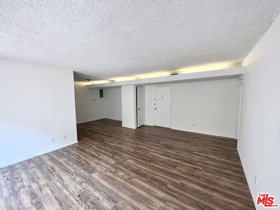 5429 Newcastle Ave Unit: 205