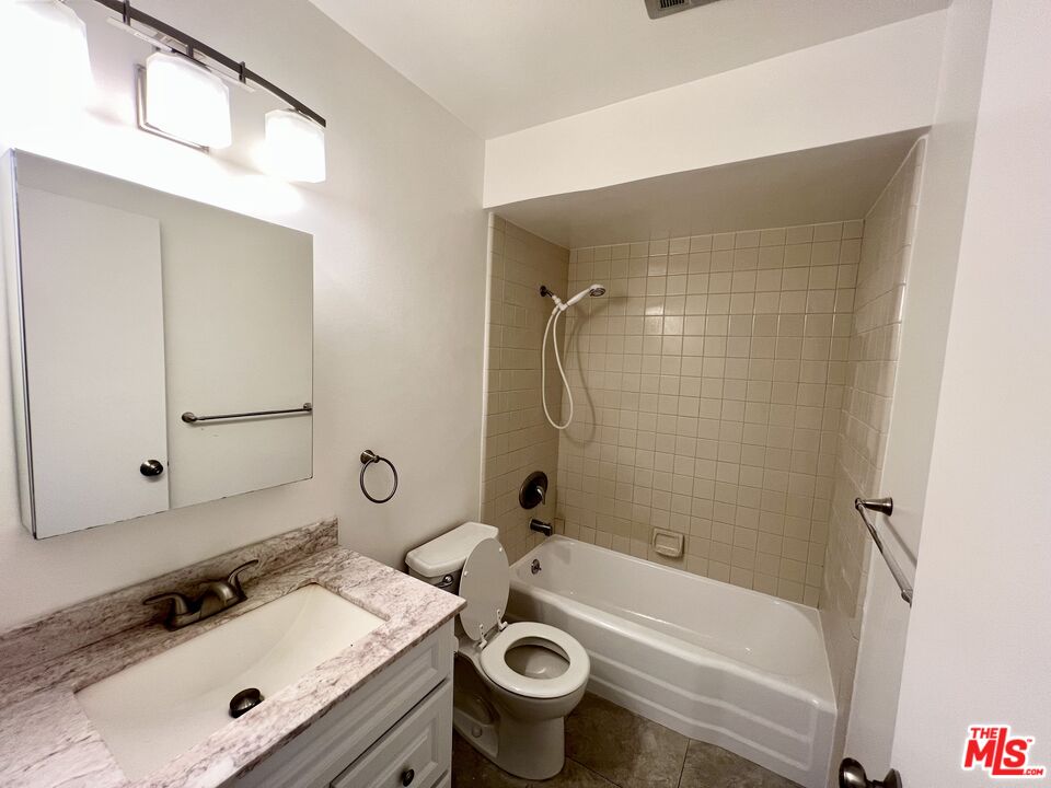 5429 Newcastle Ave Unit: 205