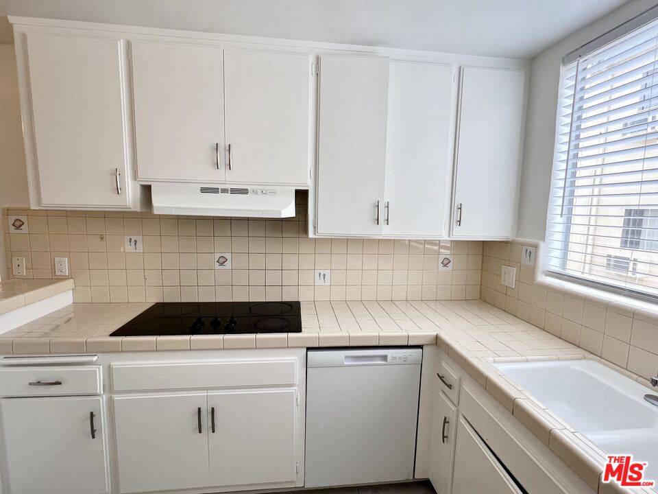 5429 Newcastle Ave Unit: 205