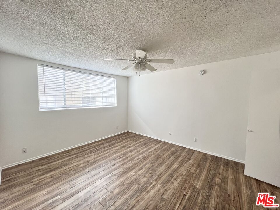 5429 Newcastle Ave Unit: 205