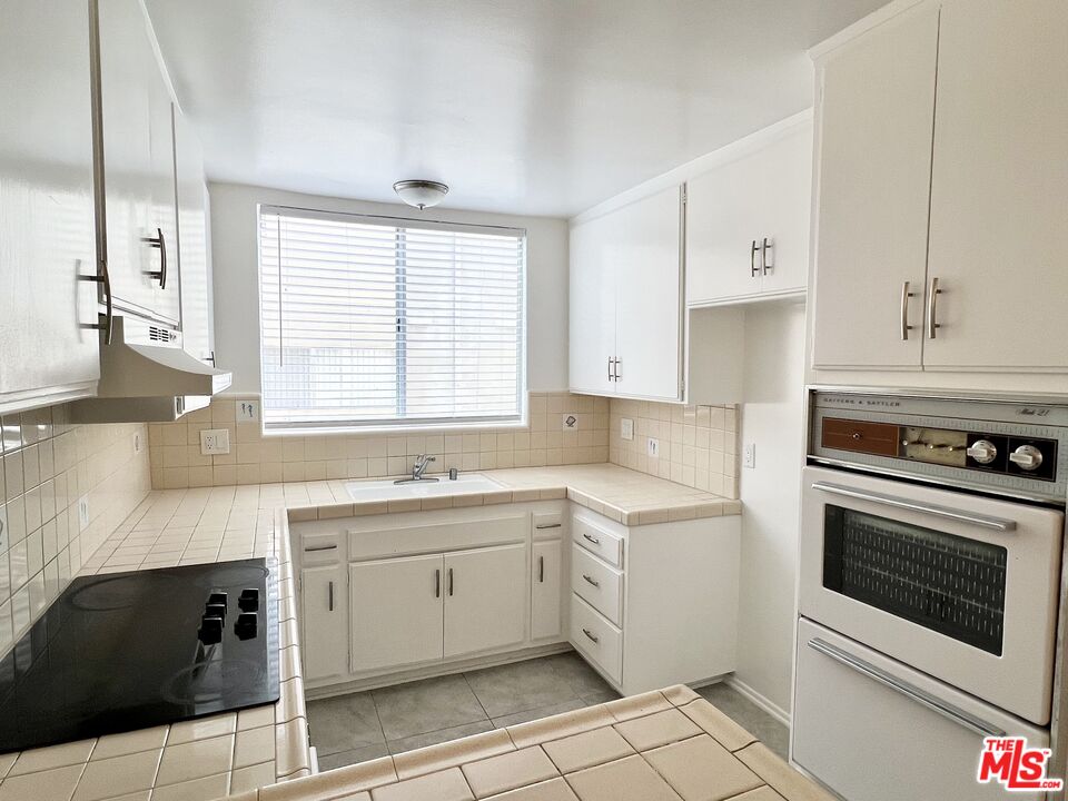 5429 Newcastle Ave Unit: 205