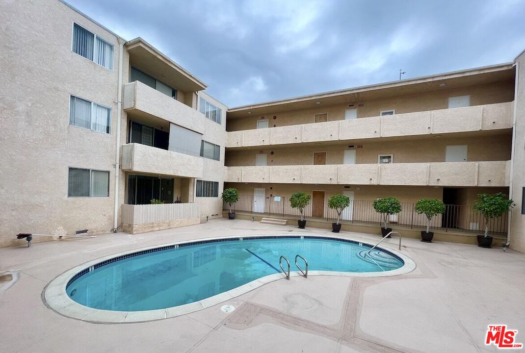 5429 Newcastle Ave Unit: 205