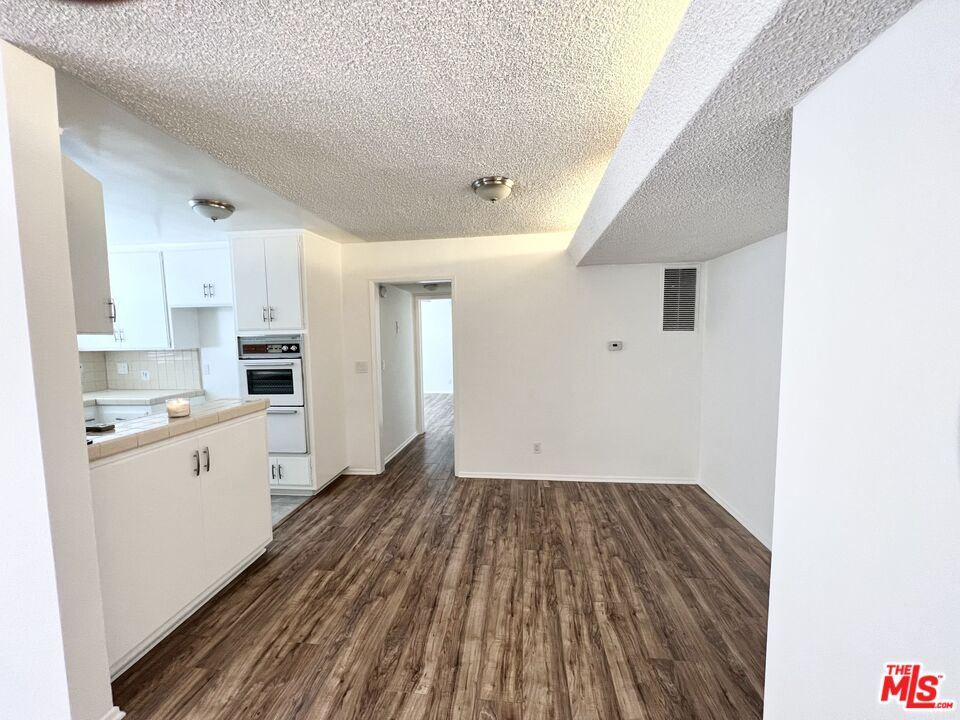 5429 Newcastle Ave Unit: 205