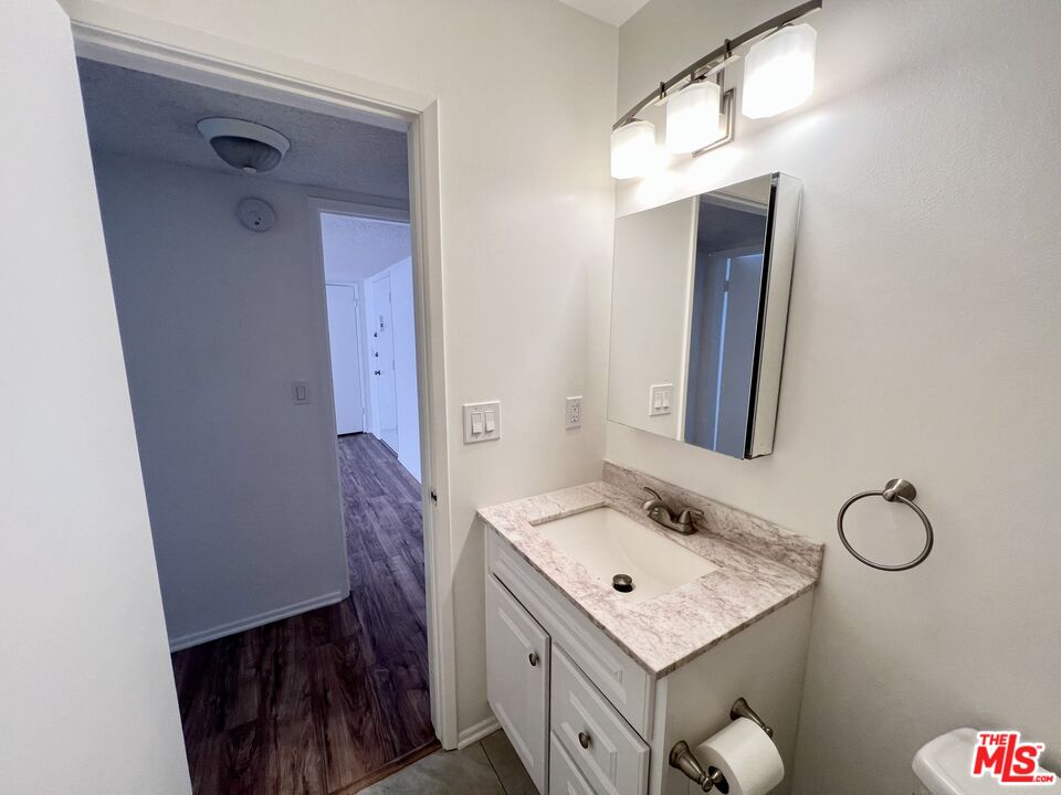 5429 Newcastle Ave Unit: 205