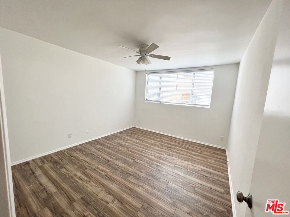 5429 Newcastle Ave Unit: 205