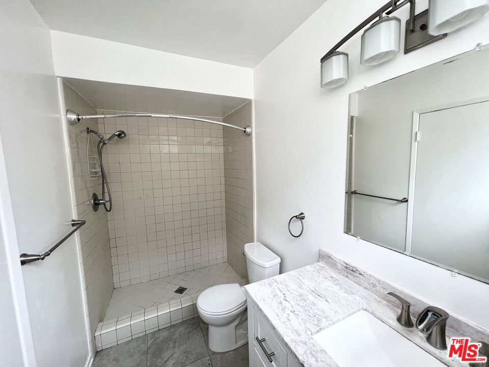 5429 Newcastle Ave Unit: 205