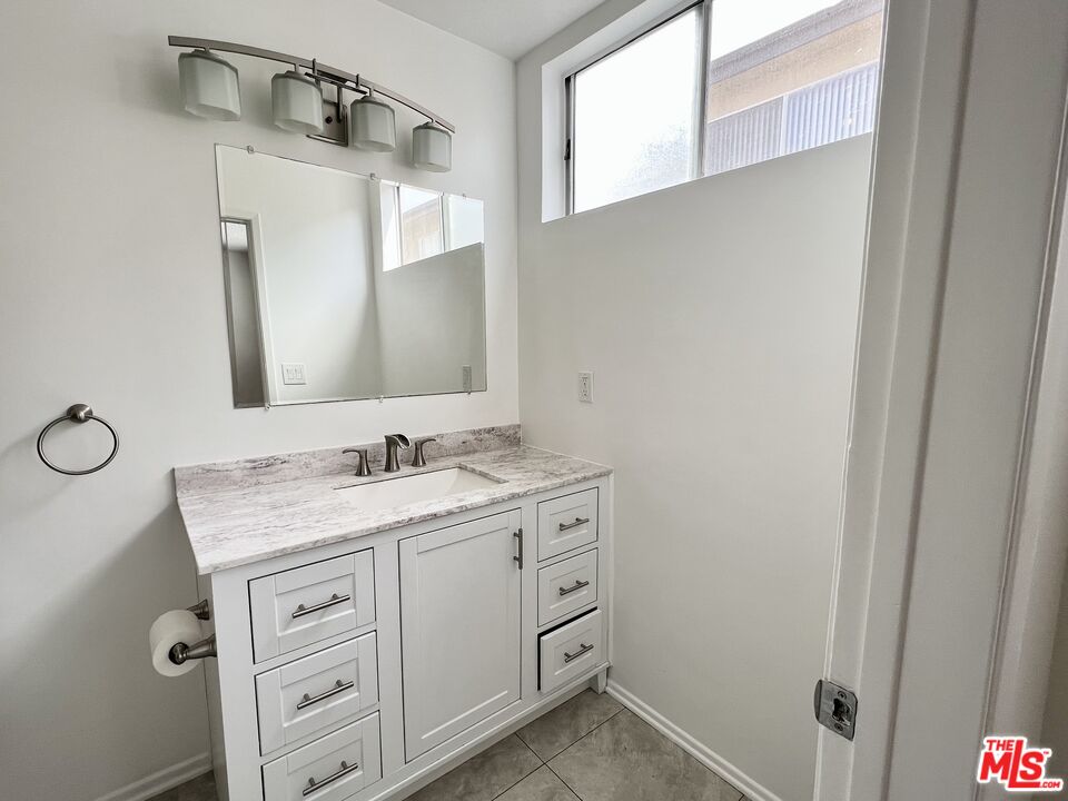 5429 Newcastle Ave Unit: 205
