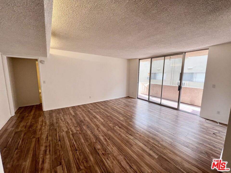 5429 Newcastle Ave Unit: 205