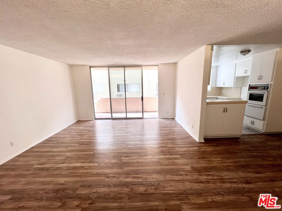 5429 Newcastle Ave Unit: 205