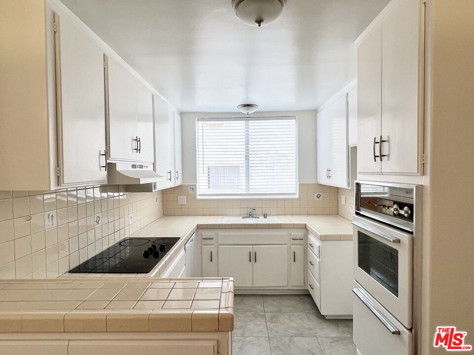 5429 Newcastle Ave Unit: 205