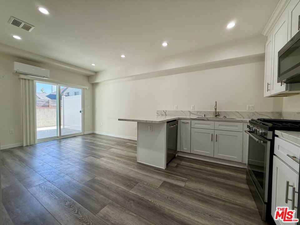 5244 Whitsett Ave Unit: 1/4