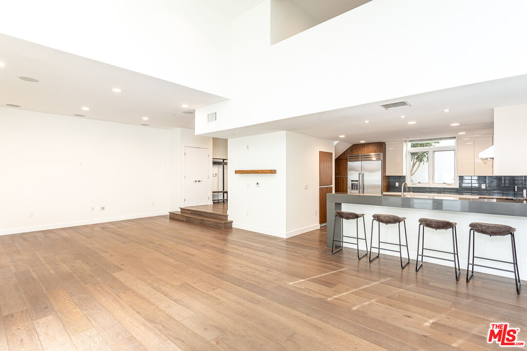 612 Lincoln Blvd Unit: 2