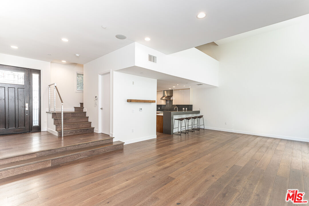 612 Lincoln Blvd Unit: 2