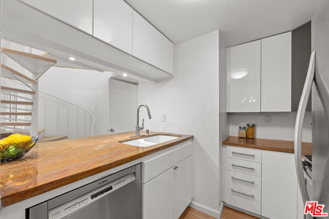 1440 Veteran Ave Unit: 526