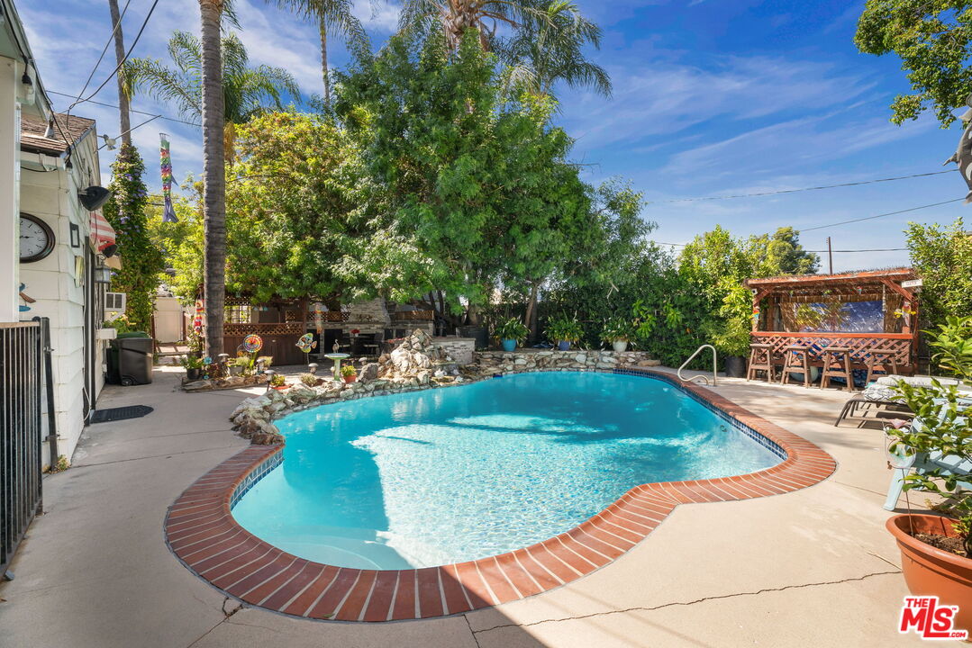 5549 Morella Ave
