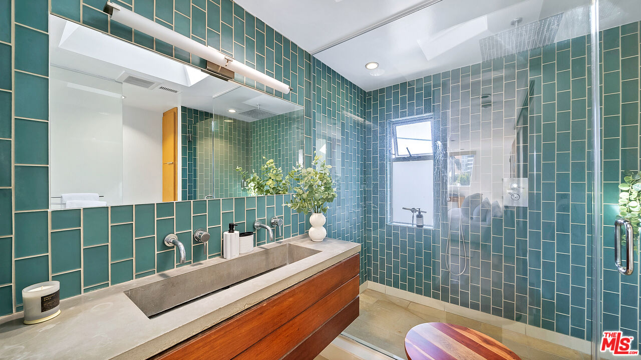 661 E Washington Boulevard