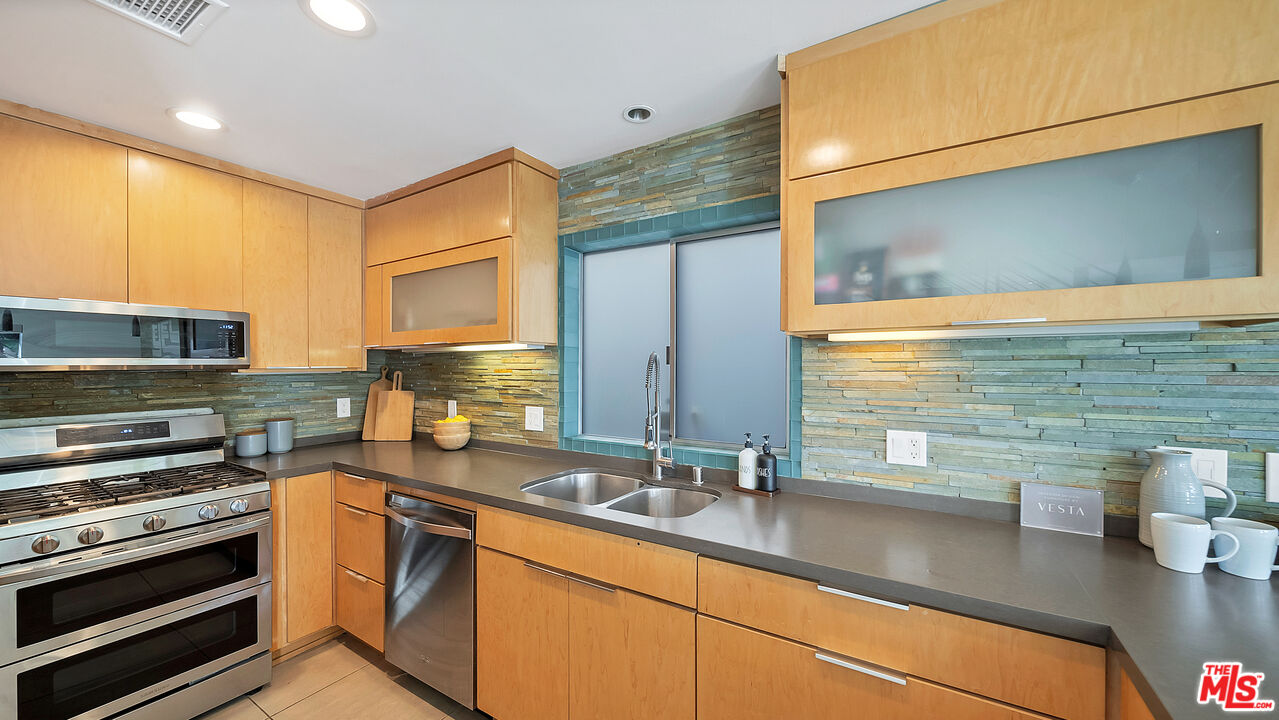 661 E Washington Boulevard