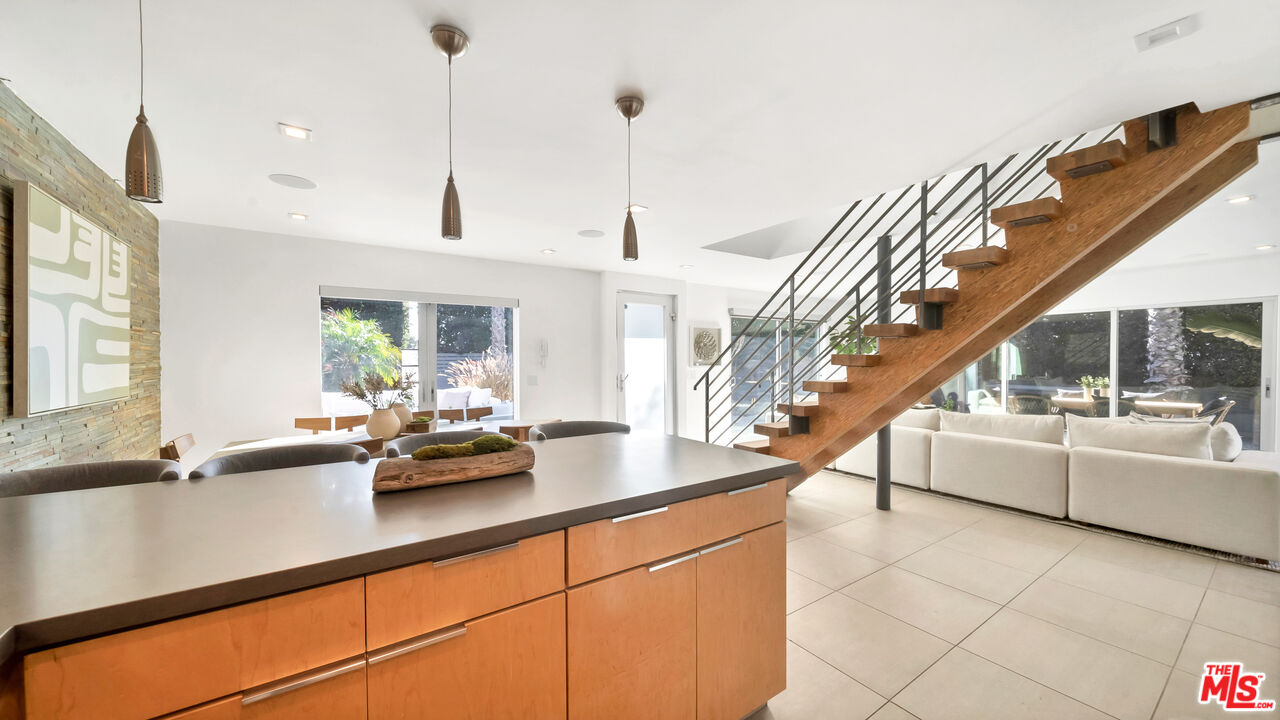 661 E Washington Boulevard