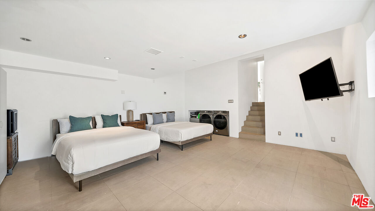 661 E Washington Boulevard