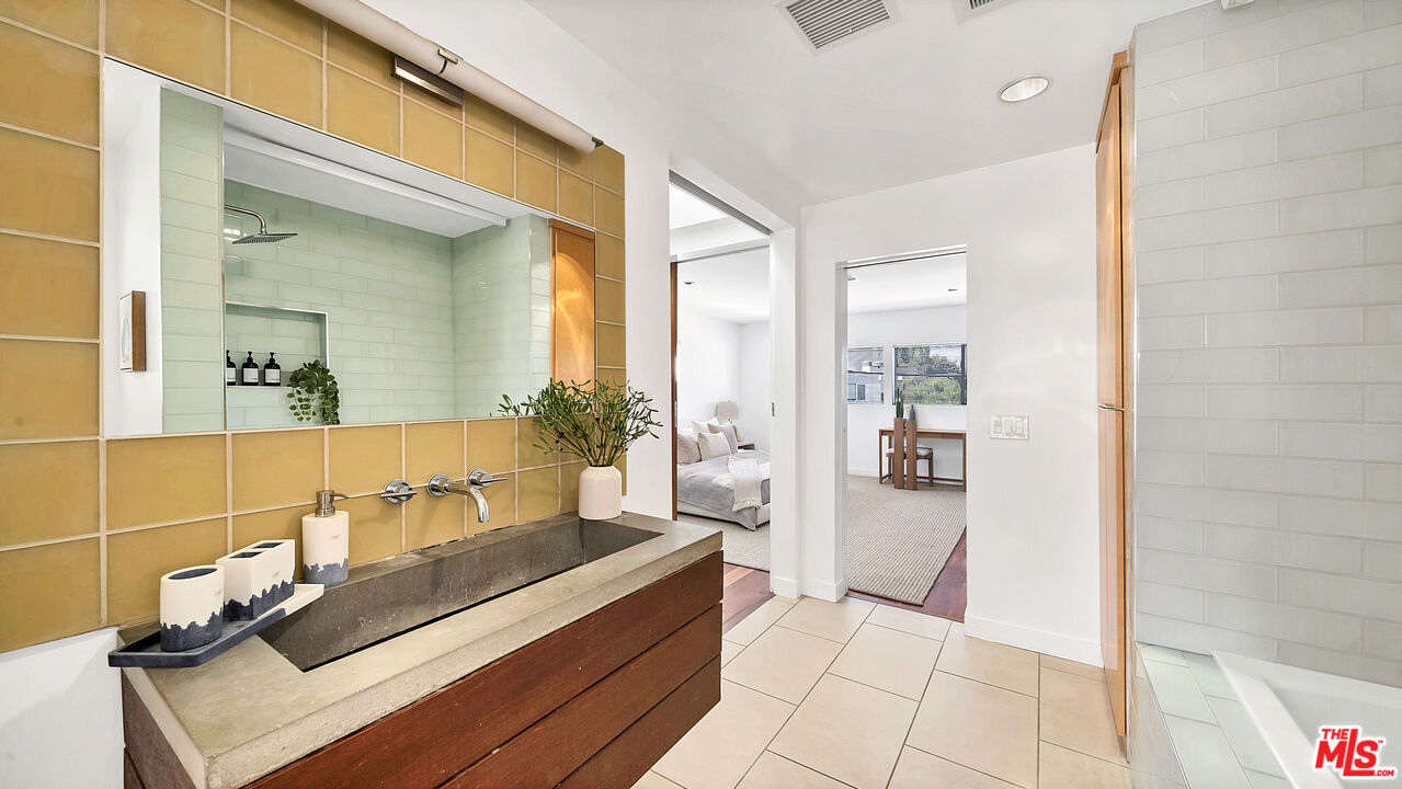 661 E Washington Boulevard