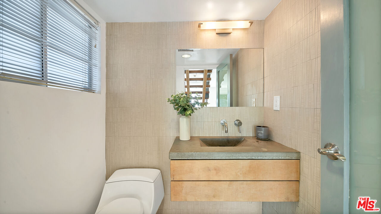 661 E Washington Boulevard