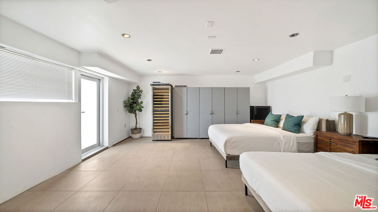 661 E Washington Boulevard