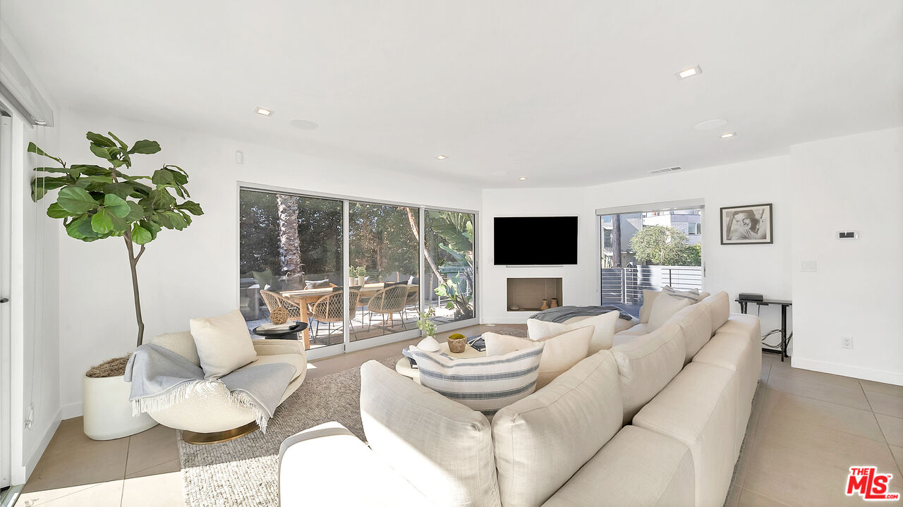 661 E Washington Boulevard