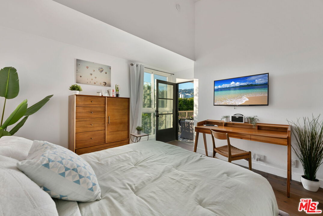 911 N Kings Rd Unit: 311