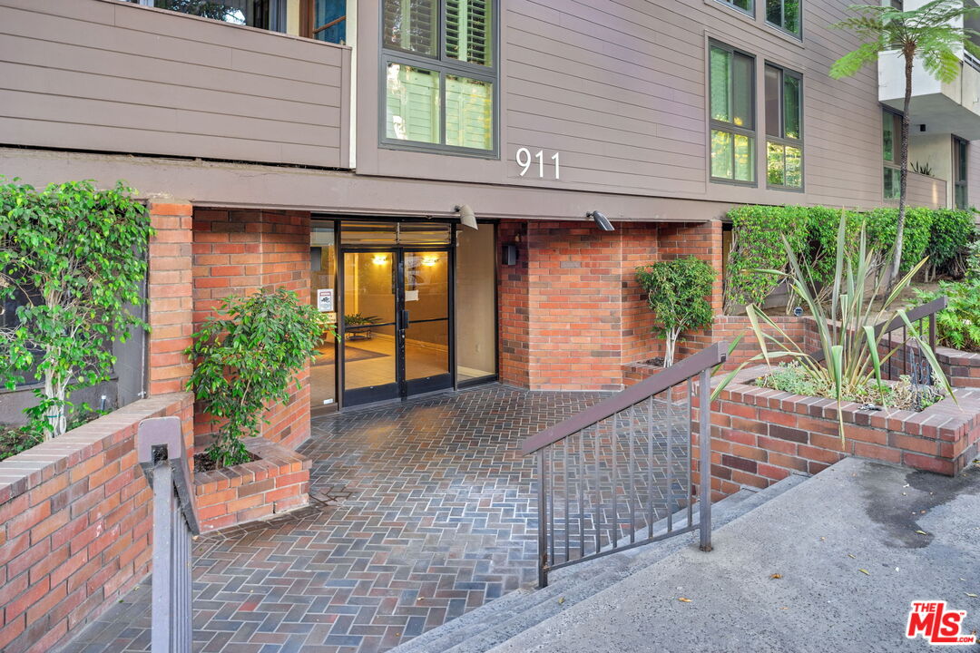 911 N Kings Rd Unit: 311