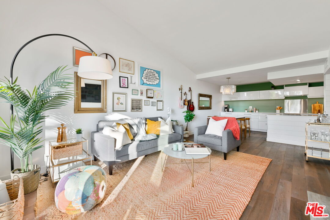 911 N Kings Rd Unit: 311