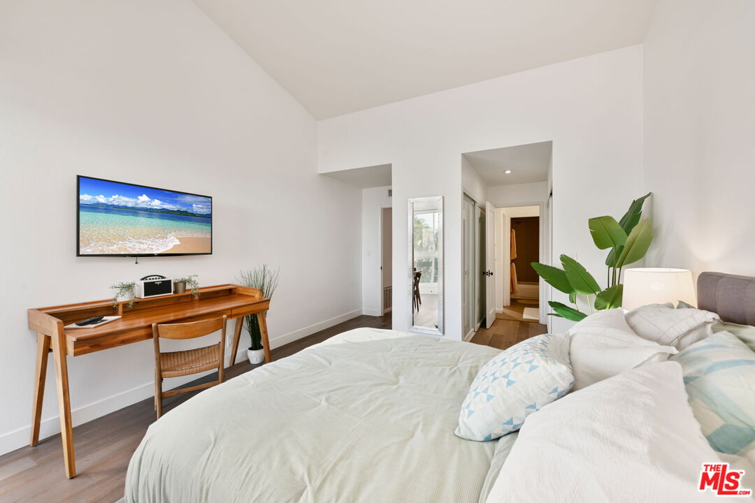 911 N Kings Rd Unit: 311