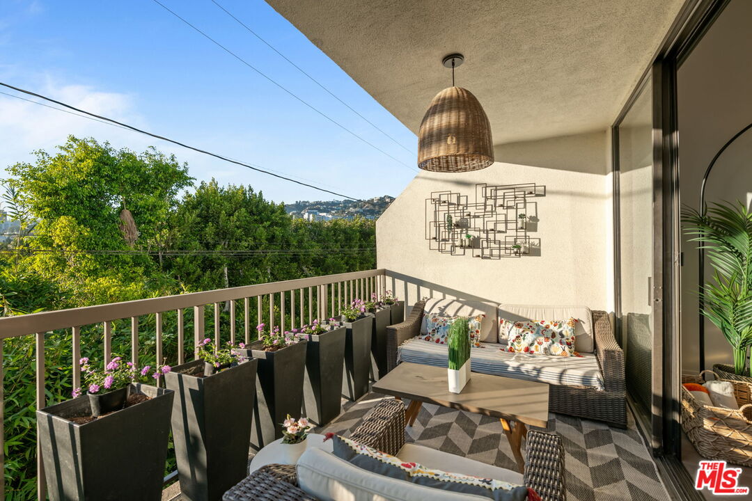 911 N Kings Rd Unit: 311