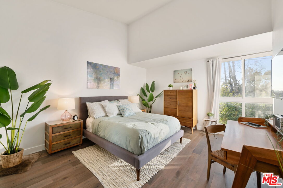 911 N Kings Rd Unit: 311