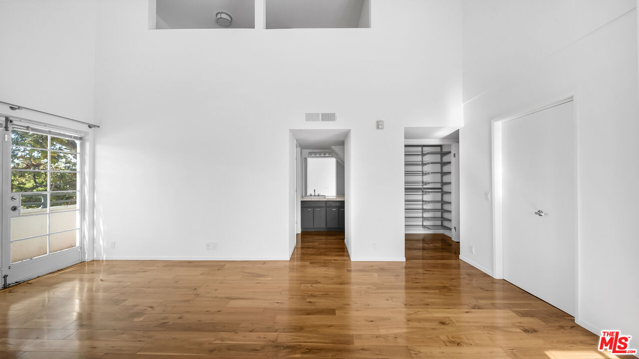 1025 S Westgate Ave Unit: 201