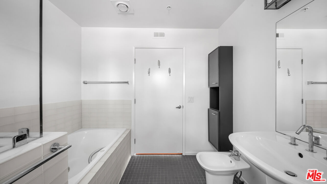 1025 S Westgate Ave Unit: 201